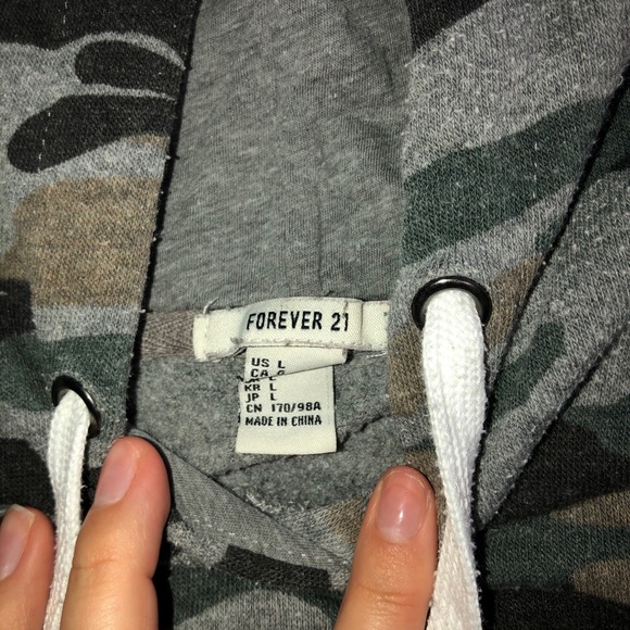 Cropped, cammo hoodie - Picture 2 of 2